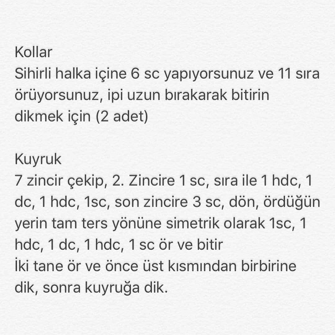 Kızıl saçlı ve mavi balık kuyruğu ile deniz kızı için tığ işi modeli