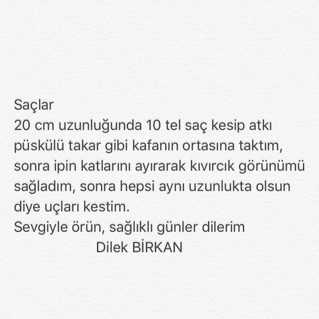 Kızıl saçlı ve mavi balık kuyruğu ile deniz kızı için tığ işi modeli