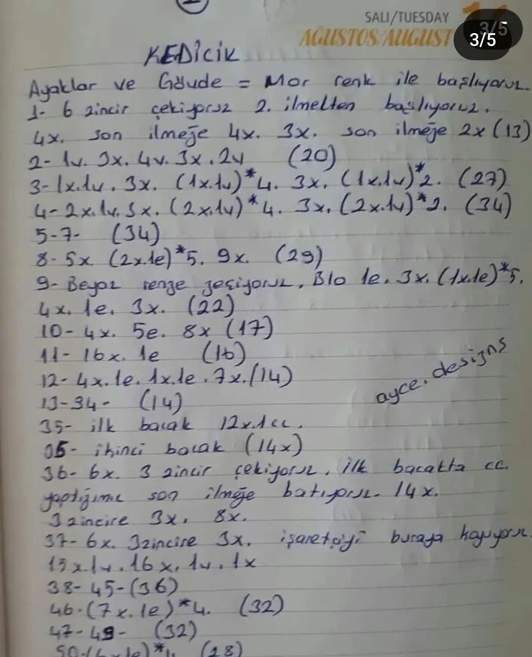 Mor elbise giyen beyaz bir kedinin tığ işi modeli.