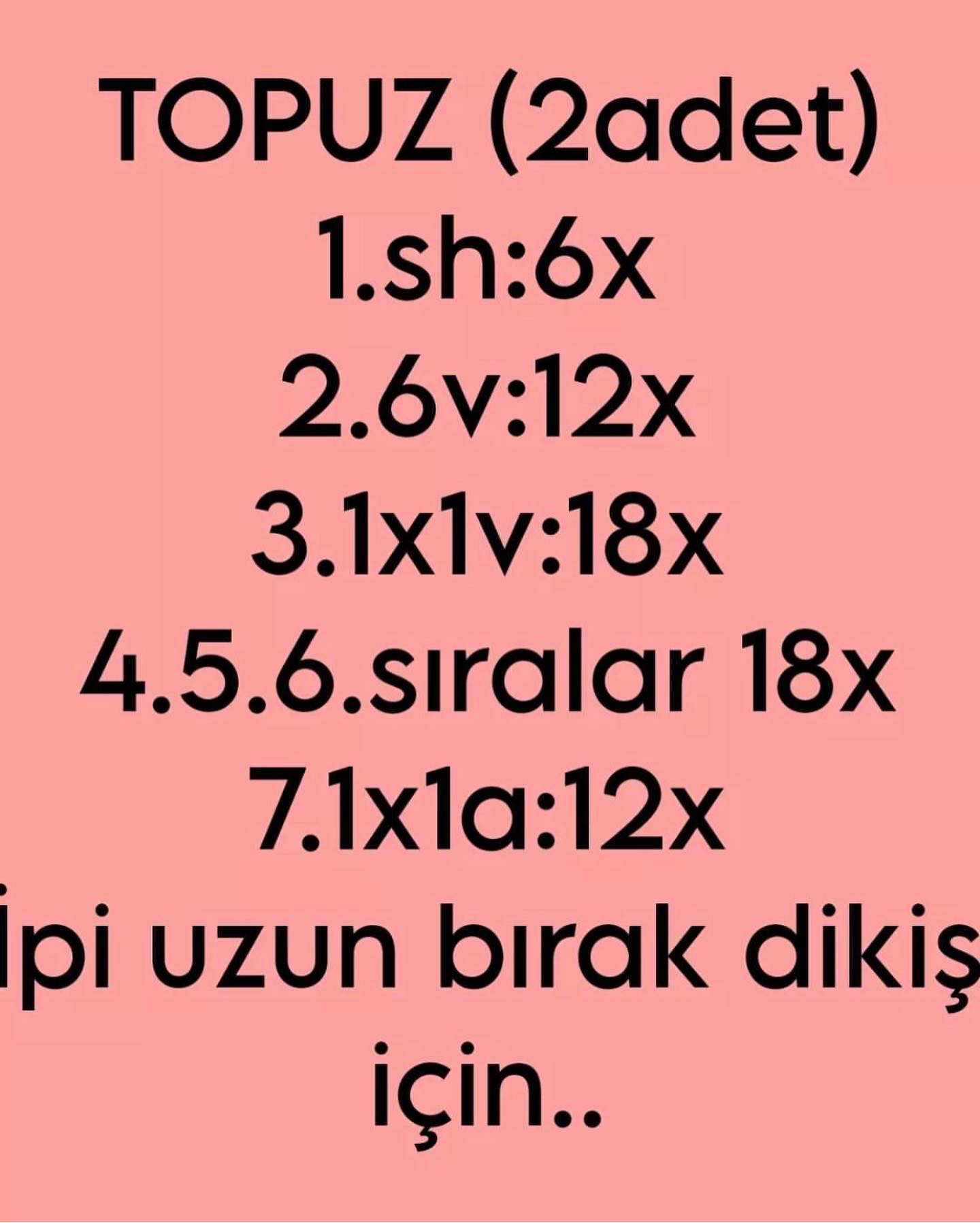 Pembe elbise giyen bebek için tığ işi modeli.