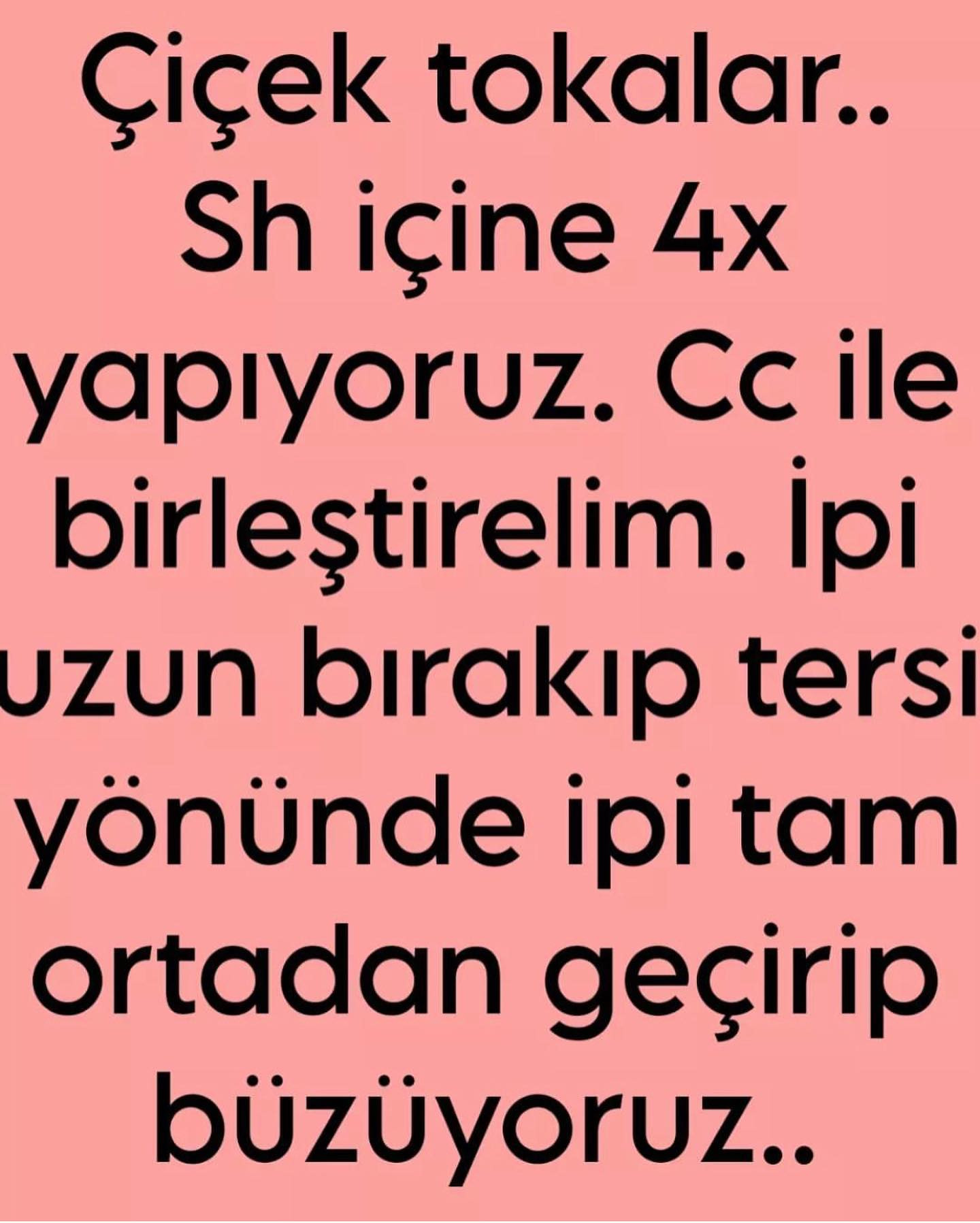 Pembe elbise giyen bebek için tığ işi modeli.