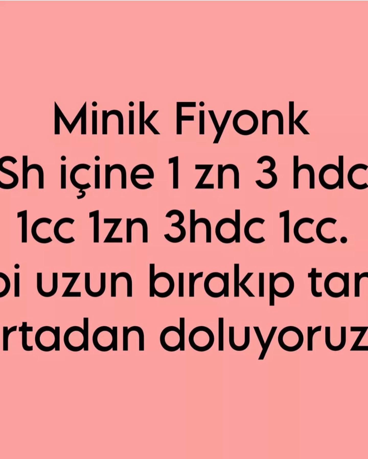 Pembe elbise giyen bebek için tığ işi modeli.