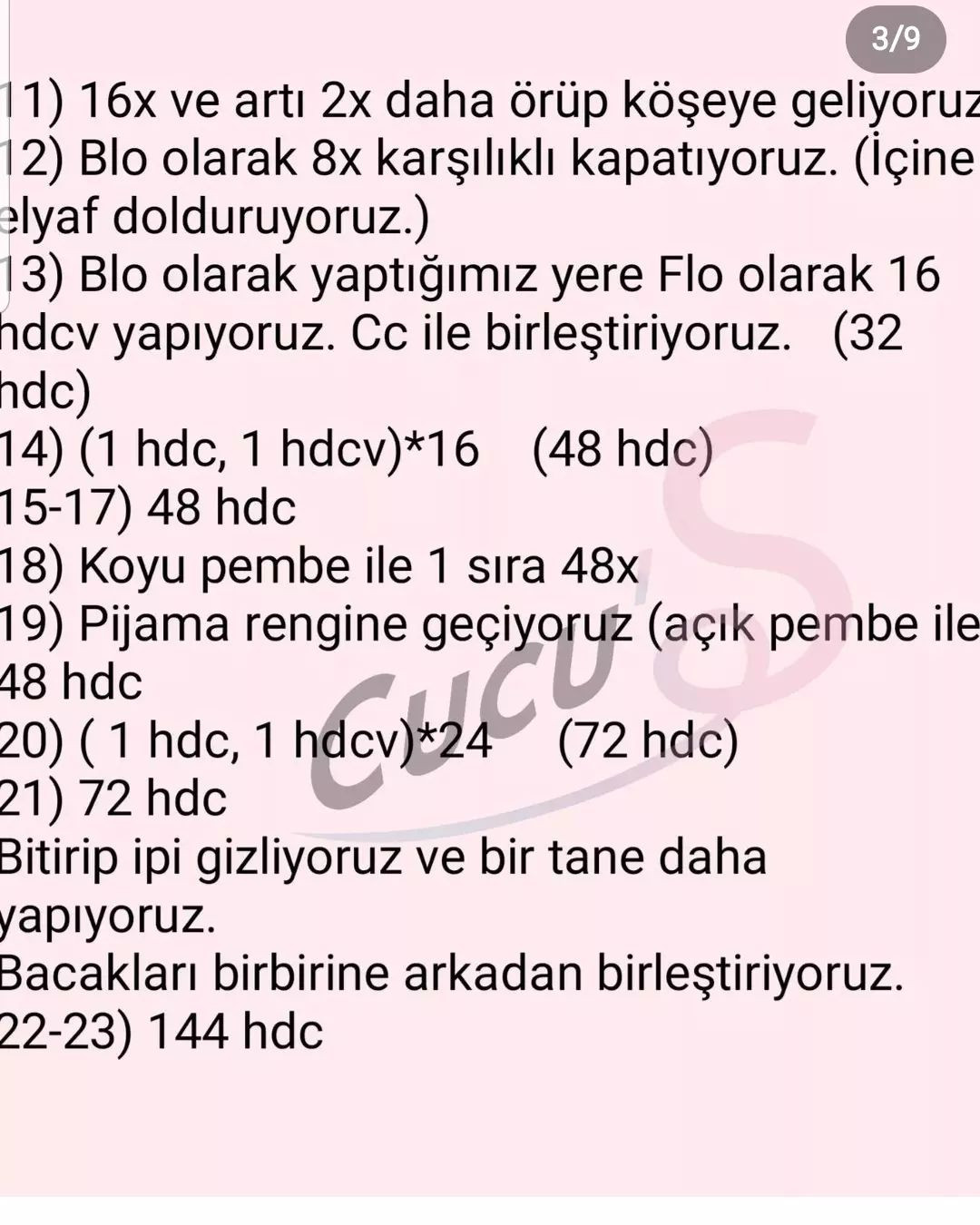 Pembe elbise giyen uzun kulaklı beyaz tavşan için tığ işi modeli