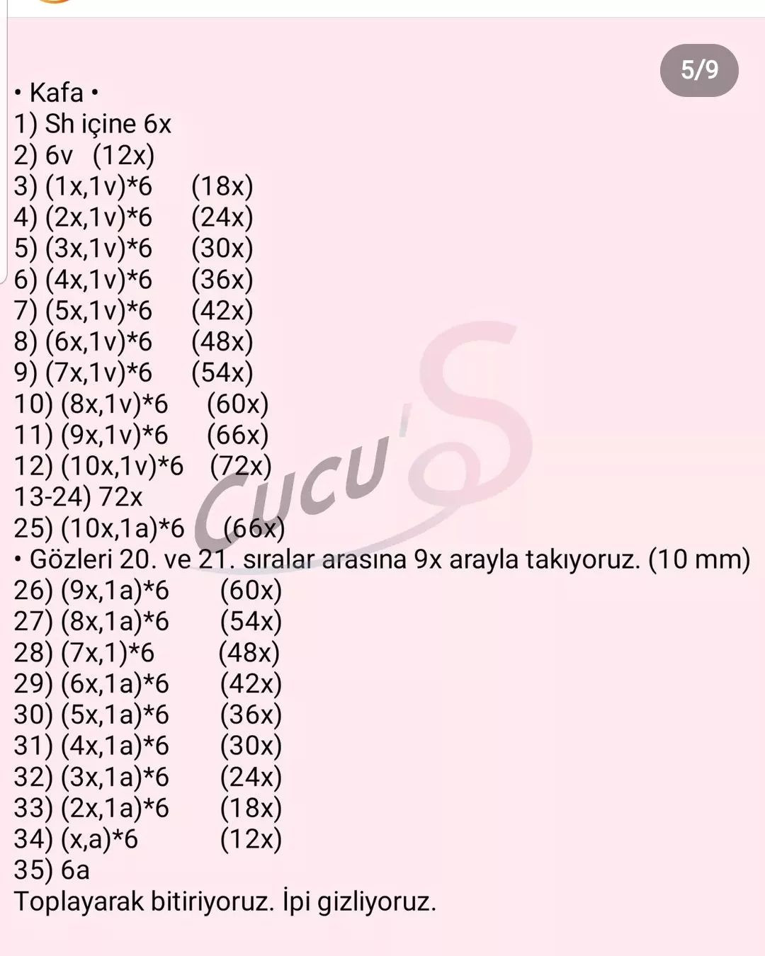 Pembe elbise giyen uzun kulaklı beyaz tavşan için tığ işi modeli