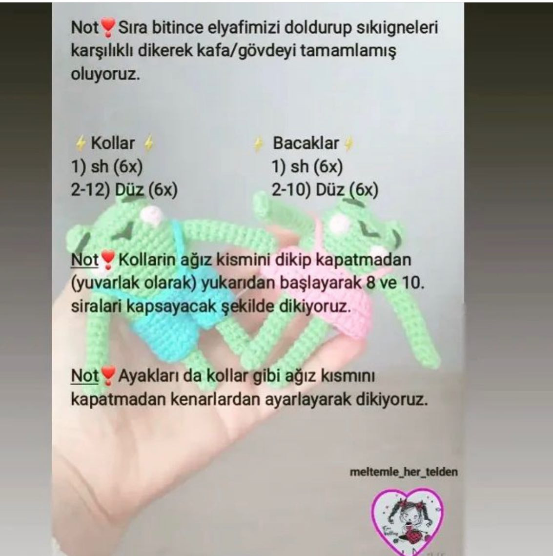 Pembe elbise giyen yeşil kurbağa tığ işi modeli