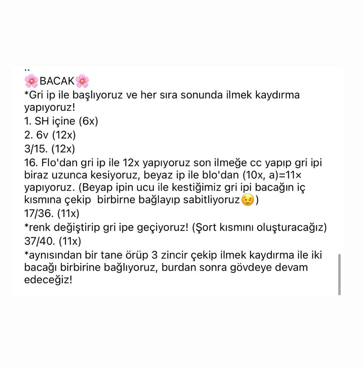 Pembe elbise ve sarı şapka giyen beyaz tavşan tığ işi modeli.