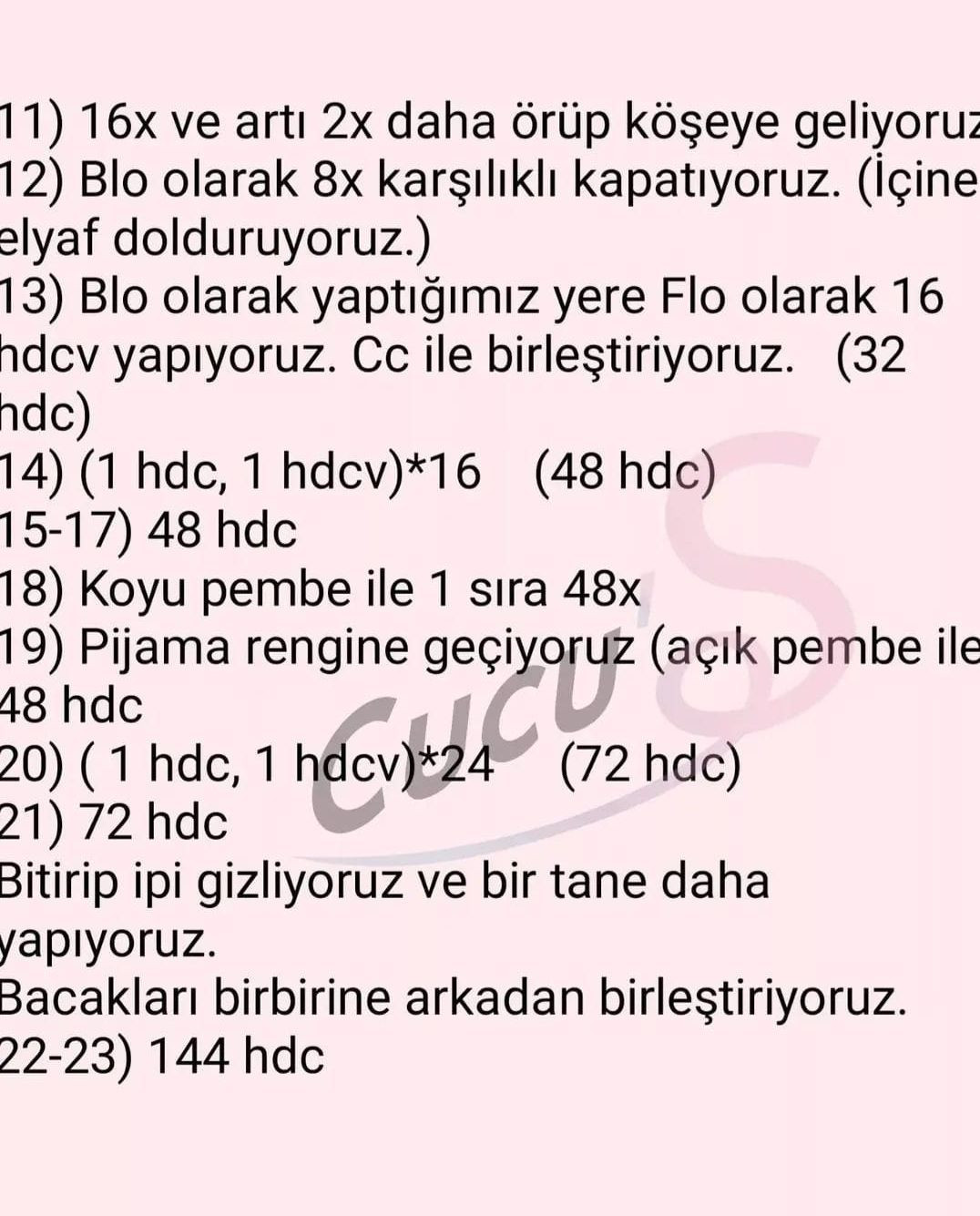 Sarı elbise giyen beyaz tavşan tığ işi modeli.