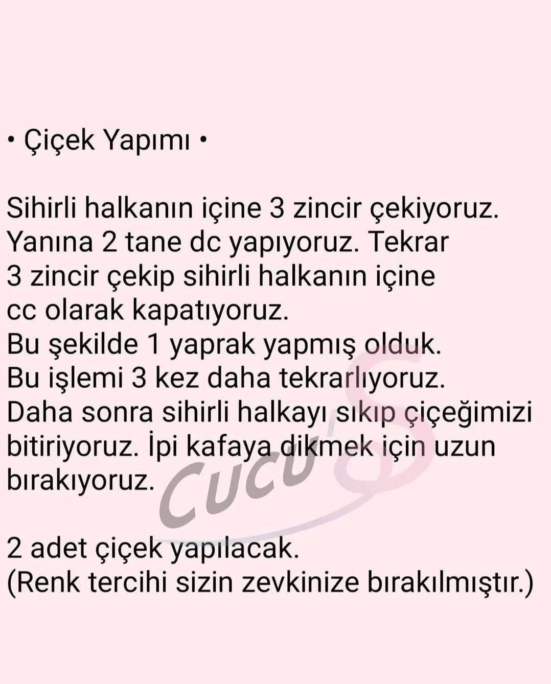 Sarı elbise giyen beyaz tavşan tığ işi modeli.