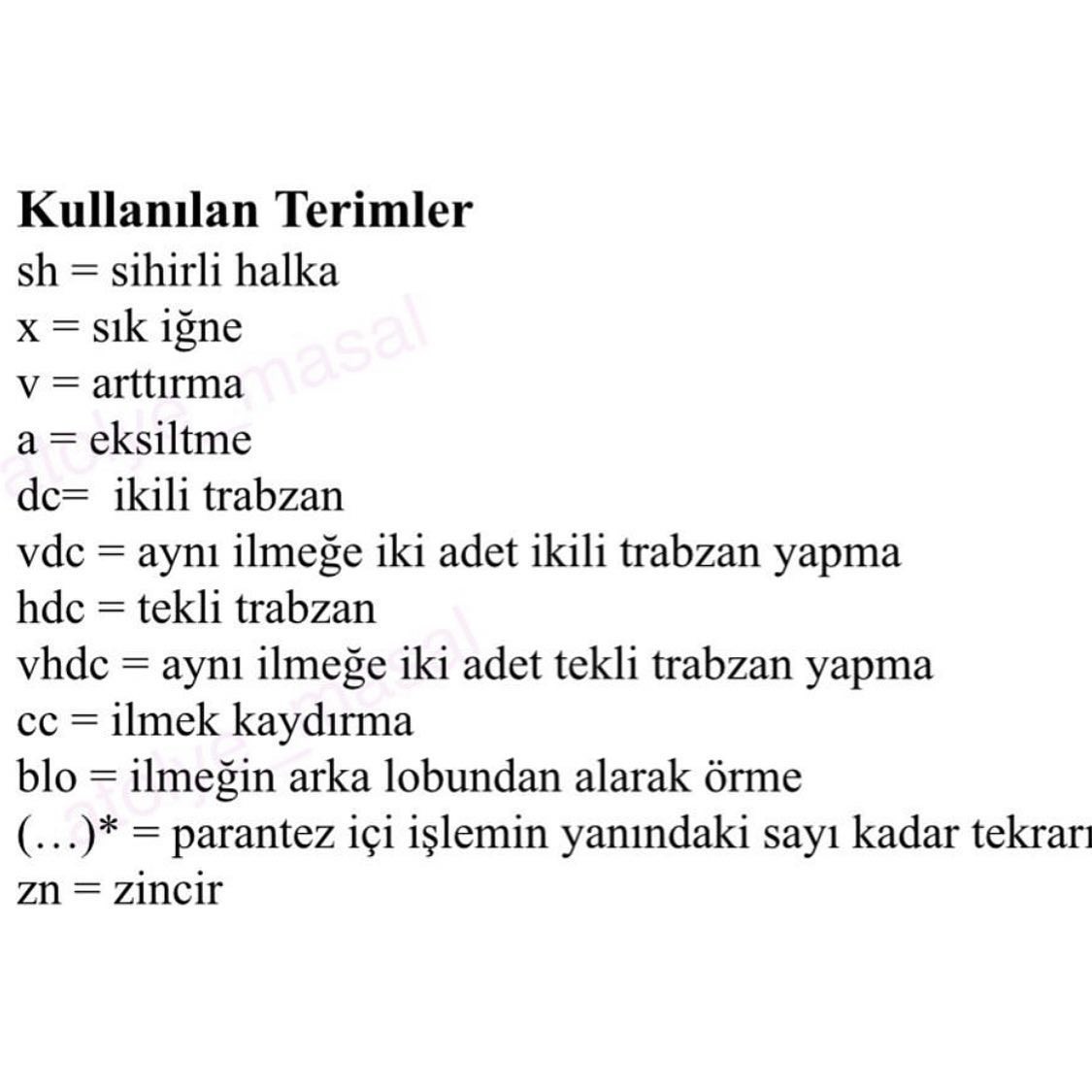 Şişkin gözlü ve kırmızı dilli yeşil kurbağanın tığ işi modeli.