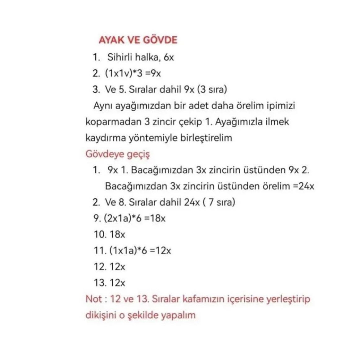 Siyah ve kırmızı şapka takan kardan adam tığ işi modeli.