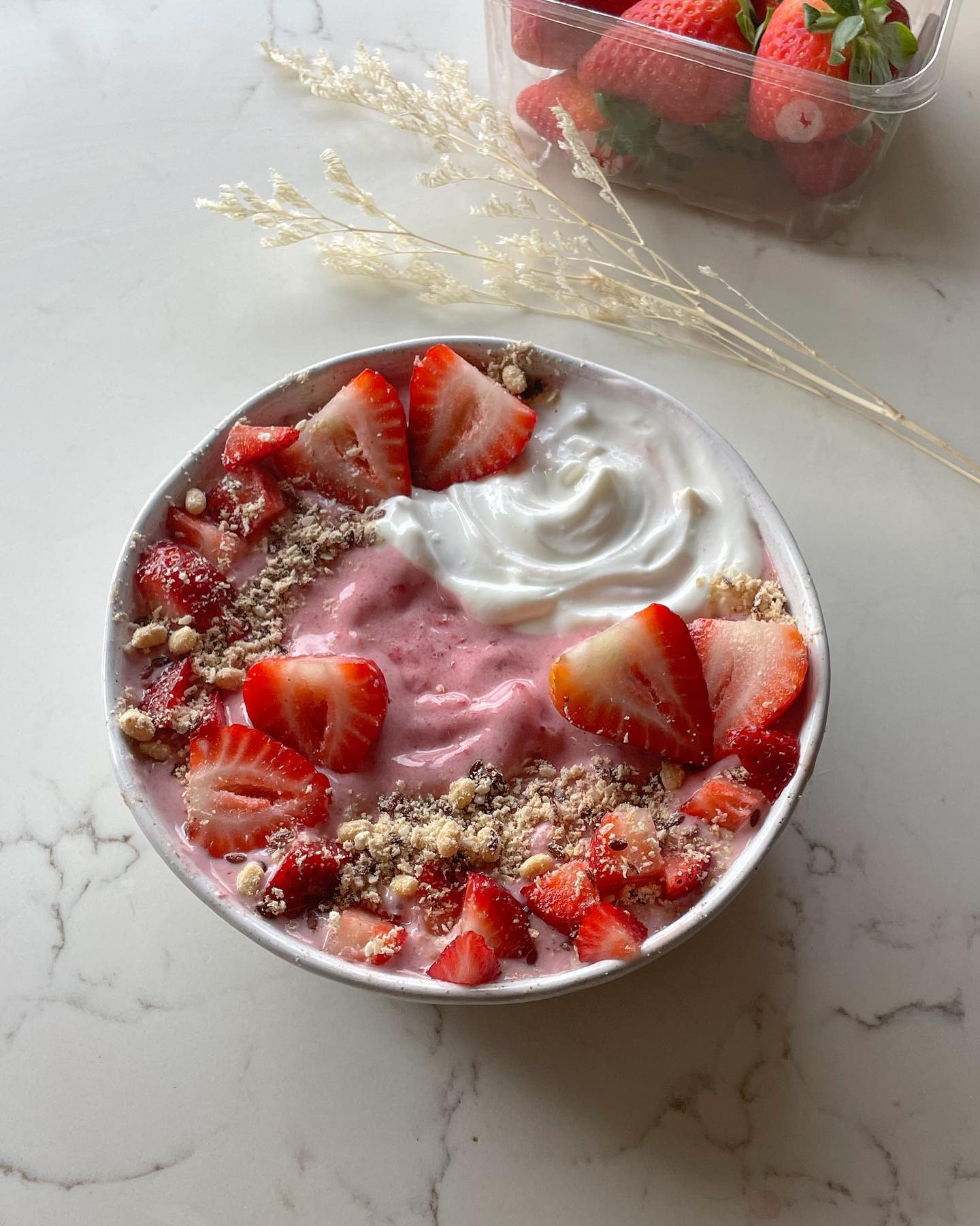 ~strawberries & cream smoothie bowl~