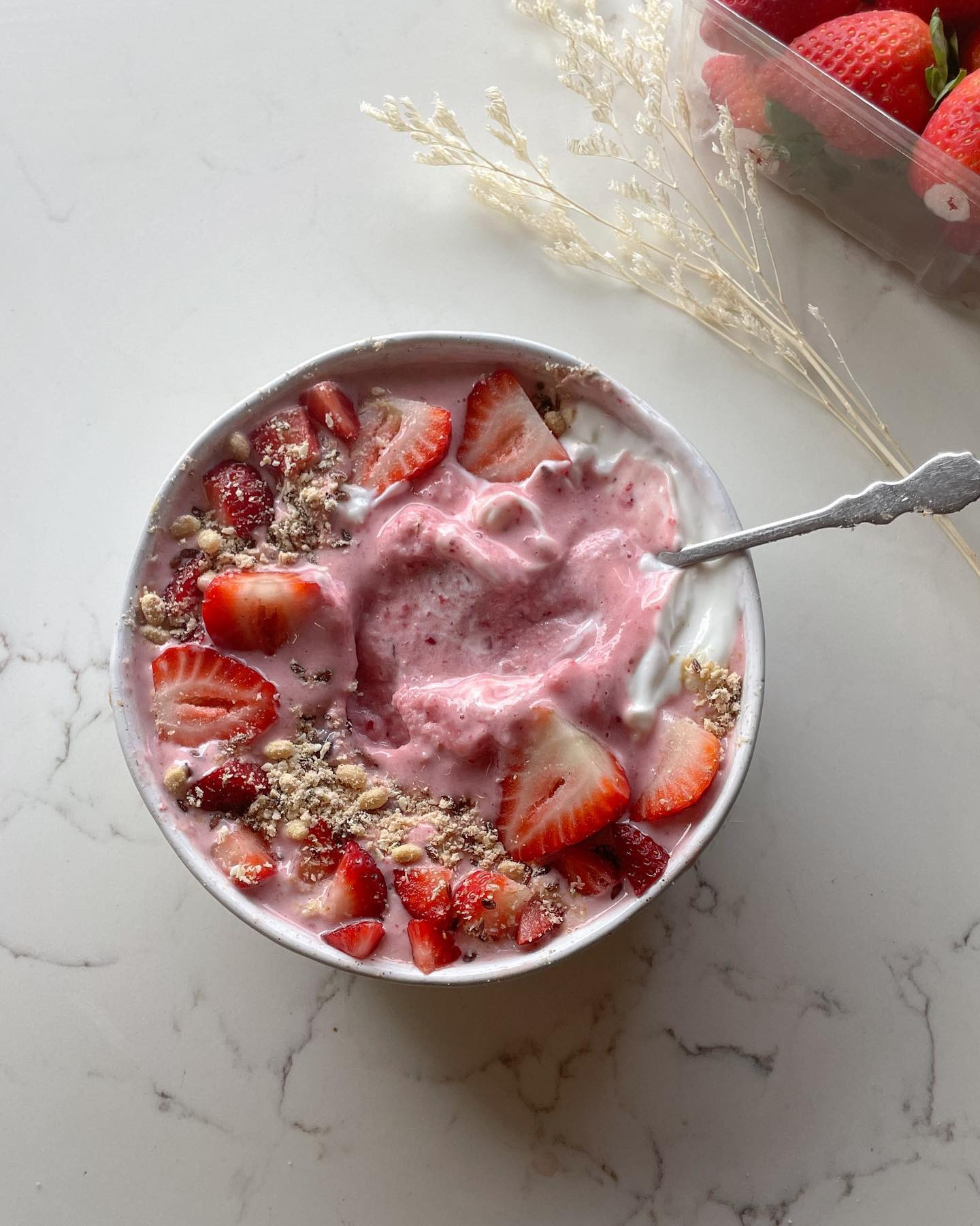 ~strawberries & cream smoothie bowl~