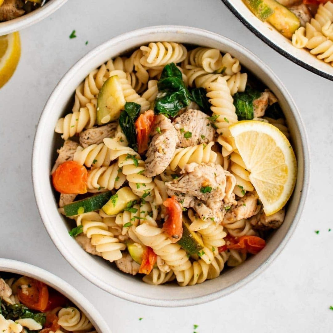 Looking for a healthy and satisfying meal? Lemon Garlic Chicken and Vegetable Pasta is packed with protein, fiber, and flavor. Perfect for a quick weeknight dinner or meal prep!⁠