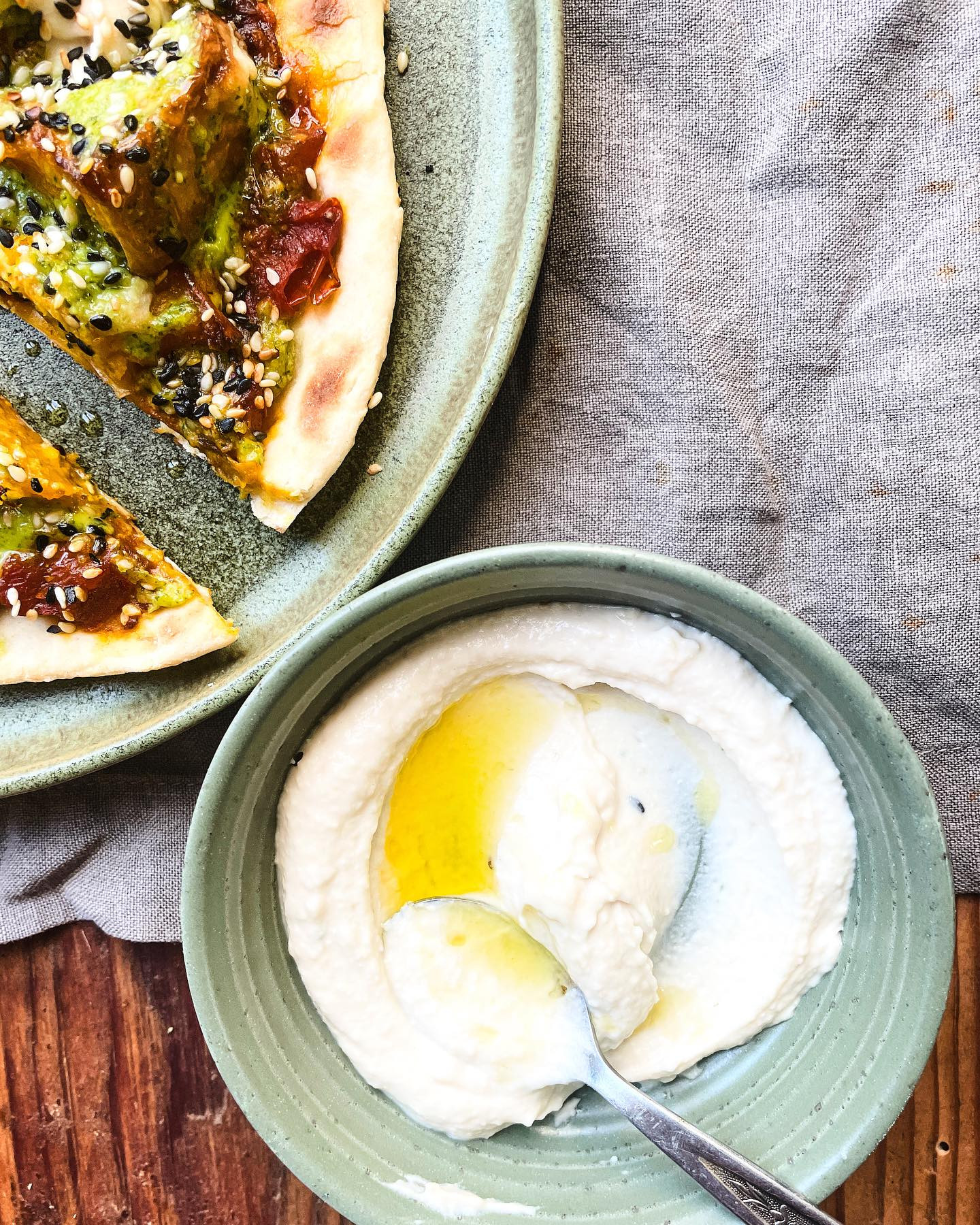 Simple pleasures - flatbread pizza with whipped butter bean tahini, roast squash & pesto 🤩