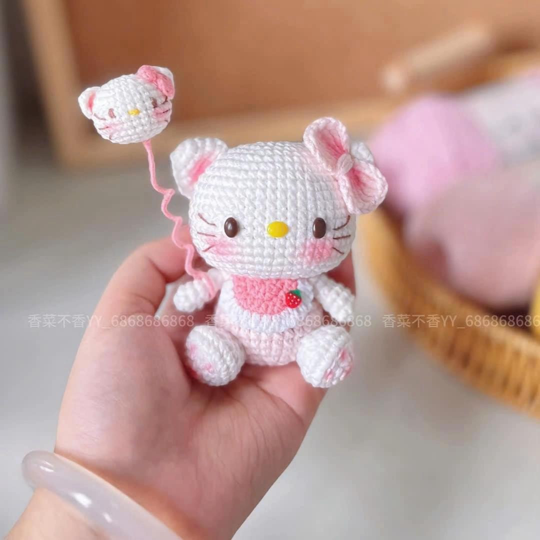 hello kitty cầm hello kitty