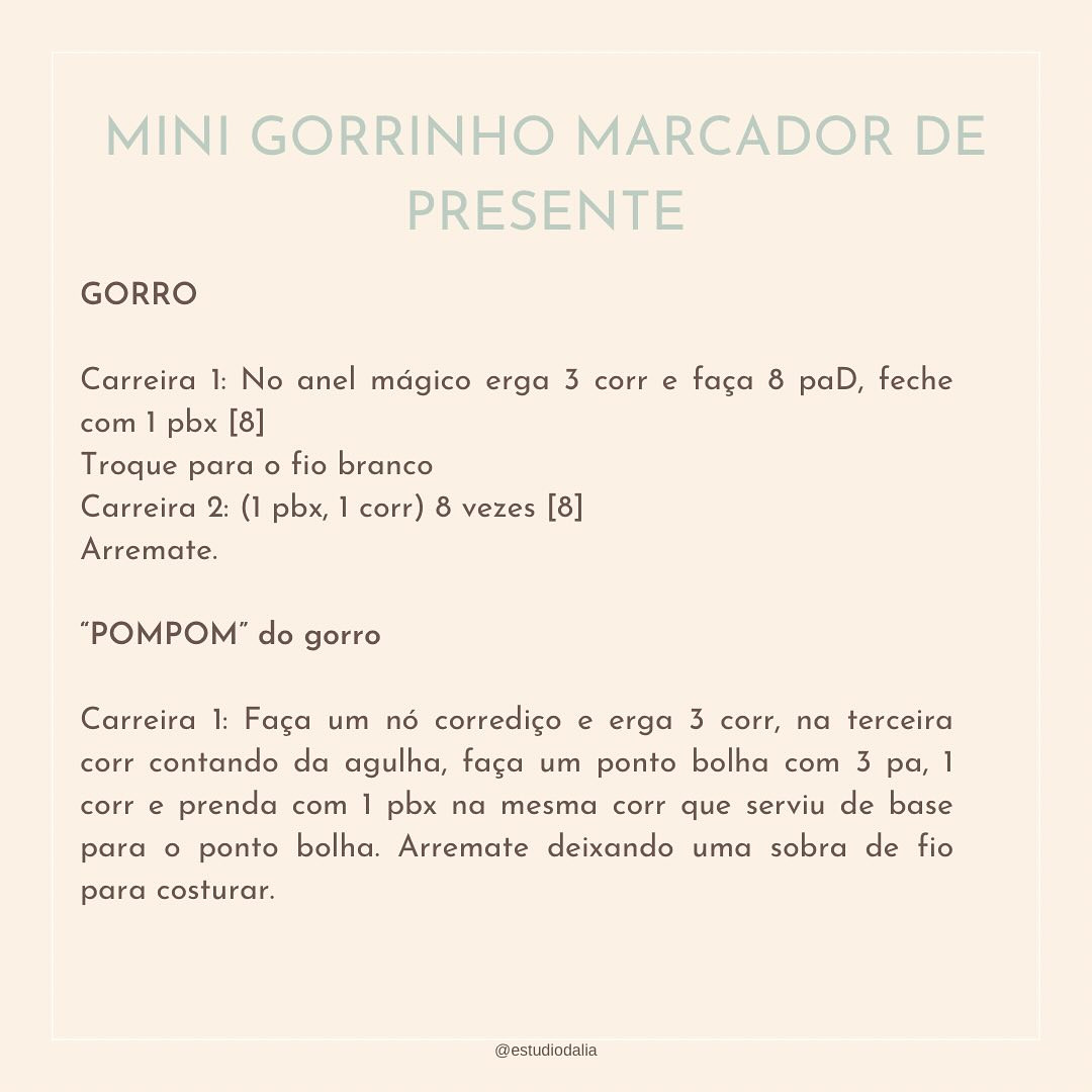 🎁 Dia 13- Mini Gorro Marcador de Presente 🎁
Para você não trocar um jogo de agulhas por um par de meias 😅