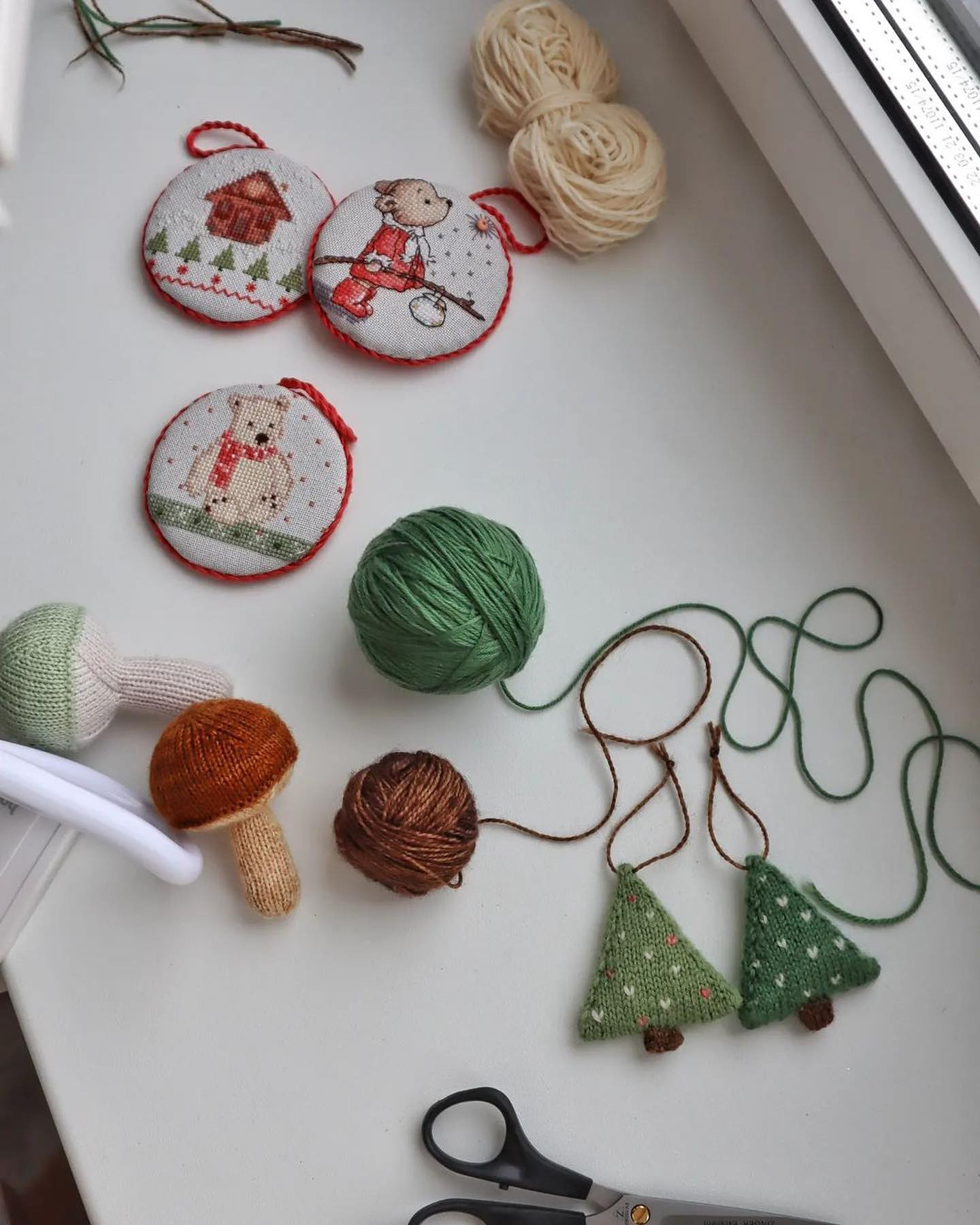 Бесплатная схема и описание от @by_ignatova.knit 🎄Понадобится примерно час свободного времени, около 3г носочной пряжи 175-210м/50г (если метраж другой, расход может отличаться), нить для вышивки + для вязания ножки, спицы, ножницы, игла. И горсть