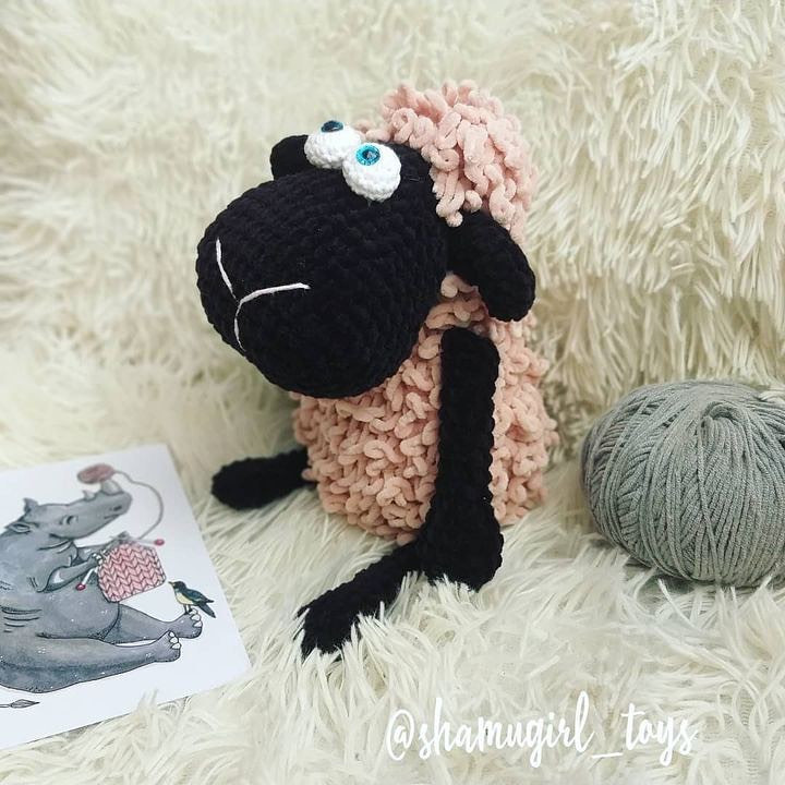 Бесплатное описание от автора @shamugirl_toys 🌷Вам потребуется:.🐑 плюшевая пряжа Kartopu Elegance двух контрастных цветов, я использовала черный и пудровый (или сходная по метражу пряжу 180м/100гр.);🐑 крючок №4;🐑 глазки;🐑 холофайбер;🐑 хорошее