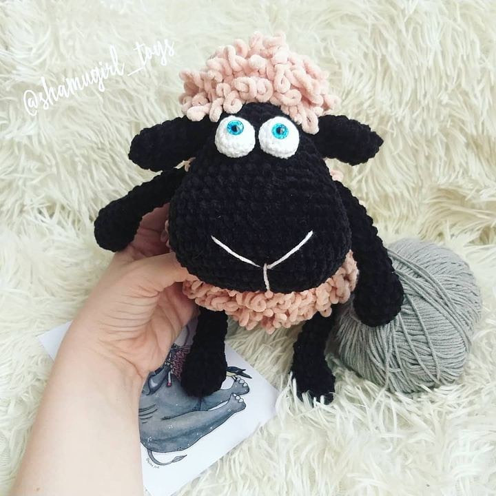 Бесплатное описание от автора @shamugirl_toys 🌷Вам потребуется:.🐑 плюшевая пряжа Kartopu Elegance двух контрастных цветов, я использовала черный и пудровый (или сходная по метражу пряжу 180м/100гр.);🐑 крючок №4;🐑 глазки;🐑 холофайбер;🐑 хорошее