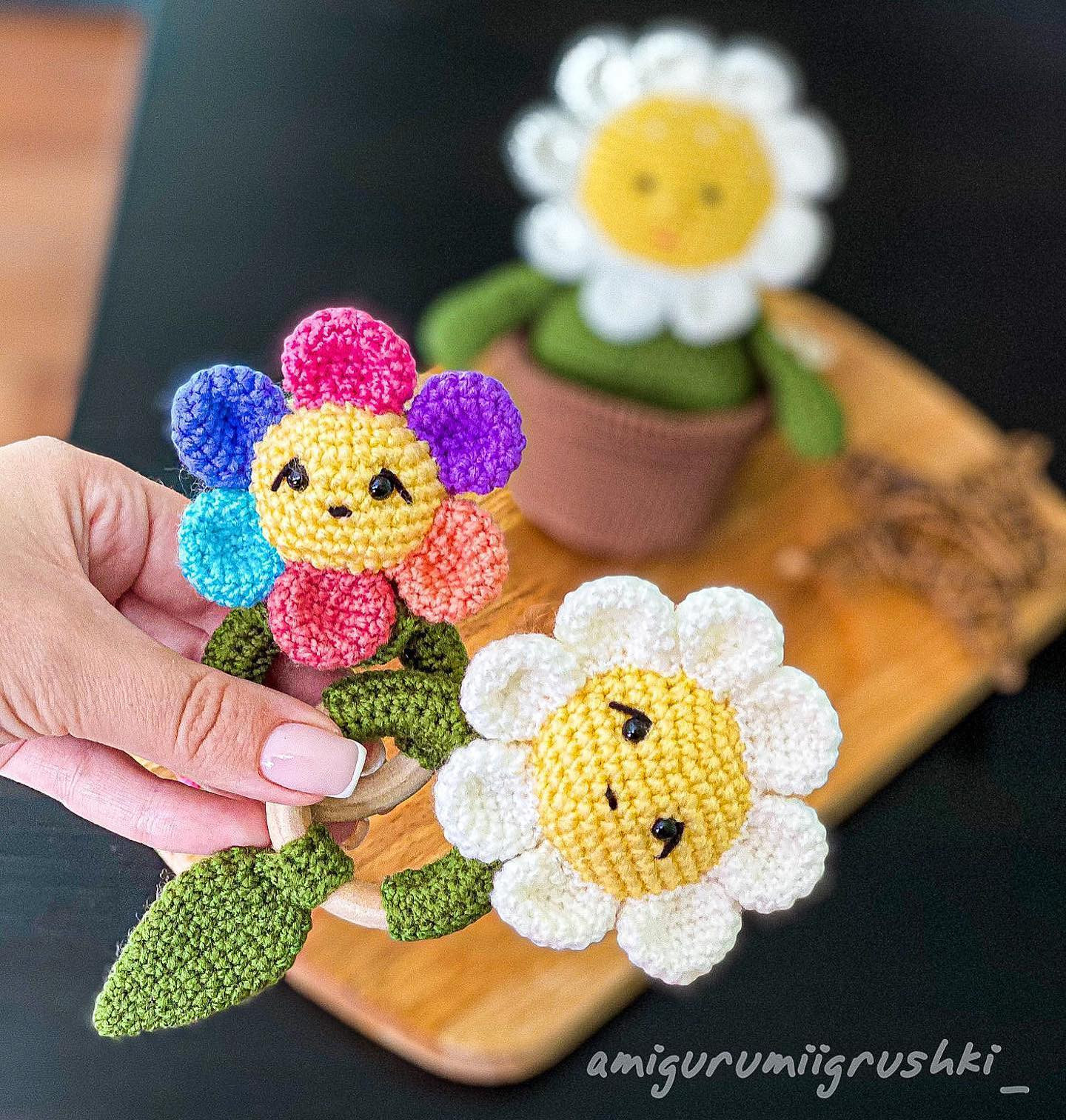 Бесплатное описание погремушек от автора @amigurumiigrushki_ 🌼🌼 Листайте карусель📏 Размер: 10-11 см;🧶 Пряжа: 100 % акрил;🖍 Размер крючка: 2 mm;👀 Глазки: на безопасном креплении;🌫 Наполнитель: холлофайбер;🪐 Диаметр кольца: 5 см;#мк_развивающи