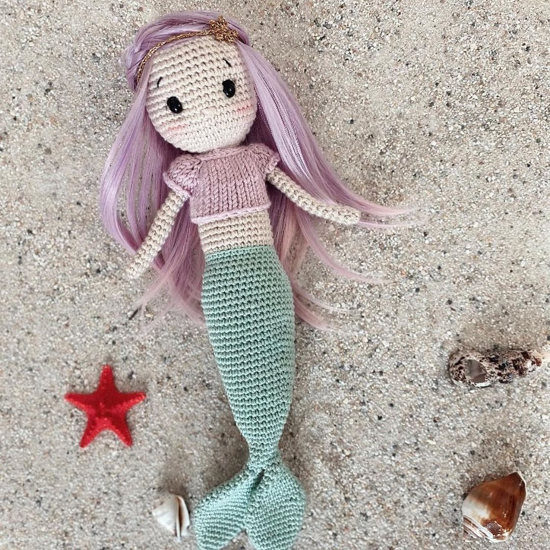 Бесплатное описание русалочки от автора: @n_iniko 🧜🏻‍♀️Автор перевода @_i_love_amigurumi_ 🌷