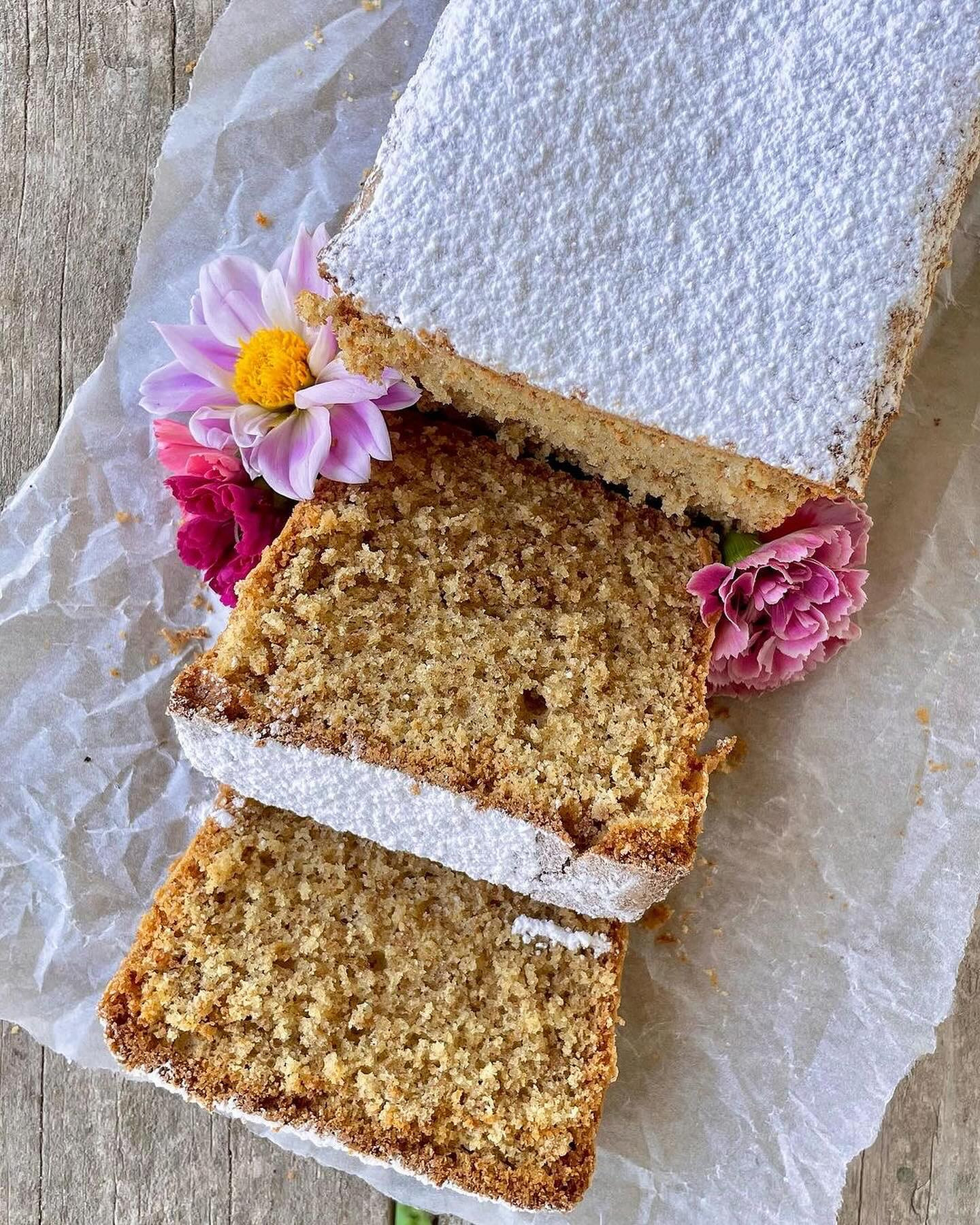 BOLO DE AVEIA, AMÊNDOAS E MEL 😋Querem mais bolos saudáveis? Garanta meu ebook com 44 rec