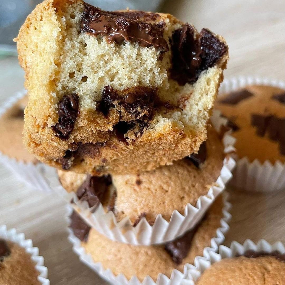 MUFFIN DE BAUNILHA COM CHOCOLATE SEM GLÚTEN 😋Querem mais bolos saudáveis? Garanta meu eb