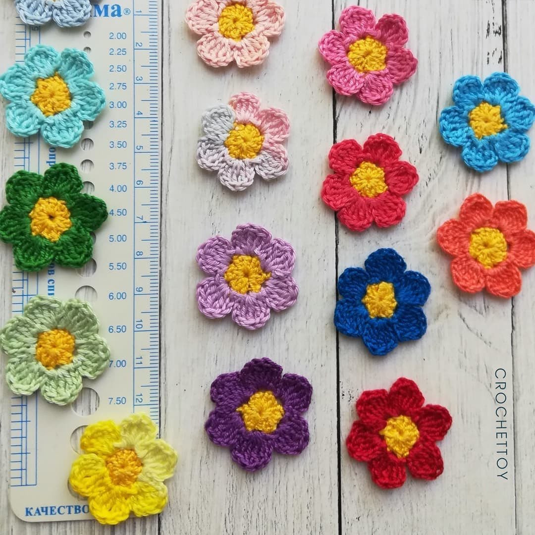 Простые цветочки крючком от автора @crochettoy 🌼🌼🌼Вспоминаем лето с его цветочным разнообразием.При публикации работ отмечайте автора мк #мк_растения_амигуруми