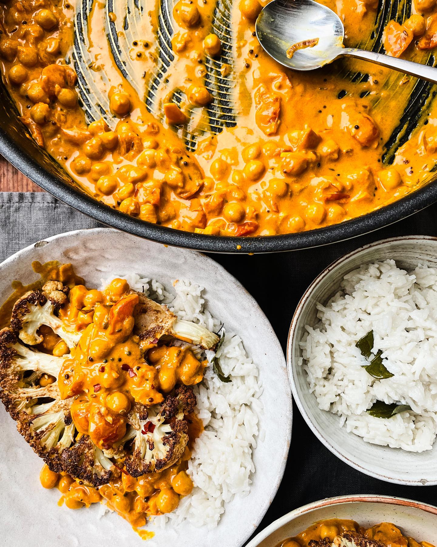 A delicious spiced roast cauliflower, creamy chickpeas with coconut rice for you 🫶🏻