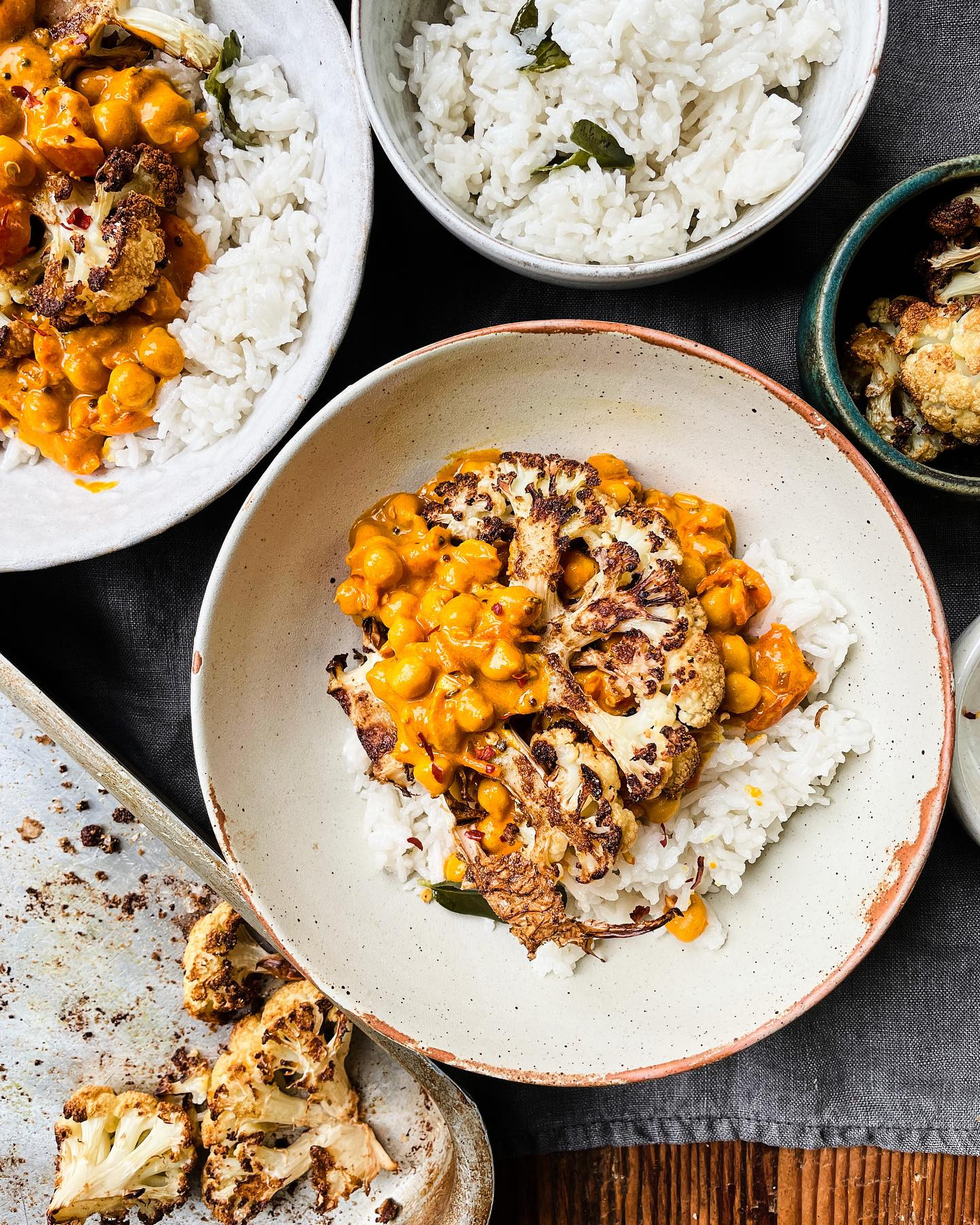 A delicious spiced roast cauliflower, creamy chickpeas with coconut rice for you 🫶🏻