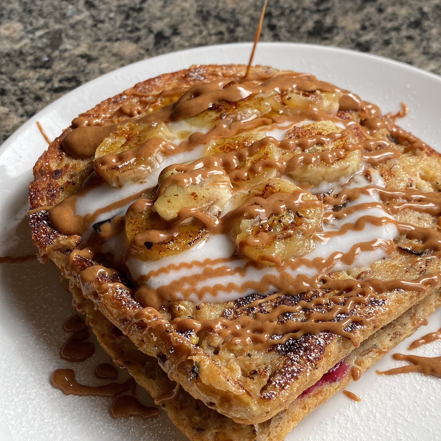 Caramelised banana almond stuffed French toast (recipe ✨👇)