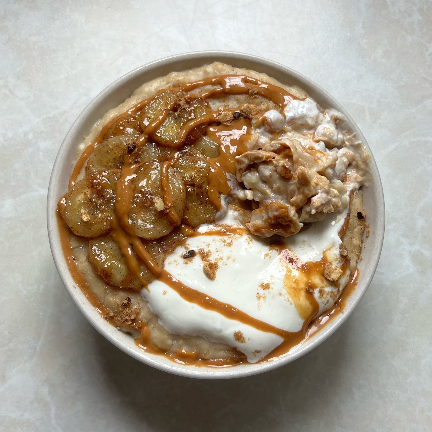 Caramelised banana, peanut butter & cinnamon oats