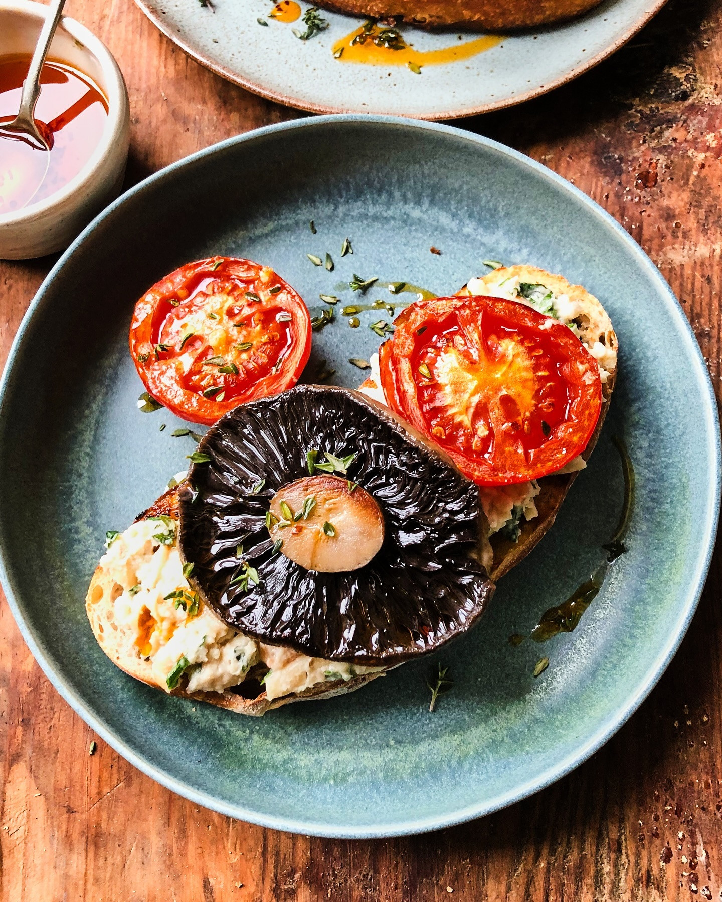 Deliciously herby smashed beans topped with mushroom and roast tomatoes 🤩