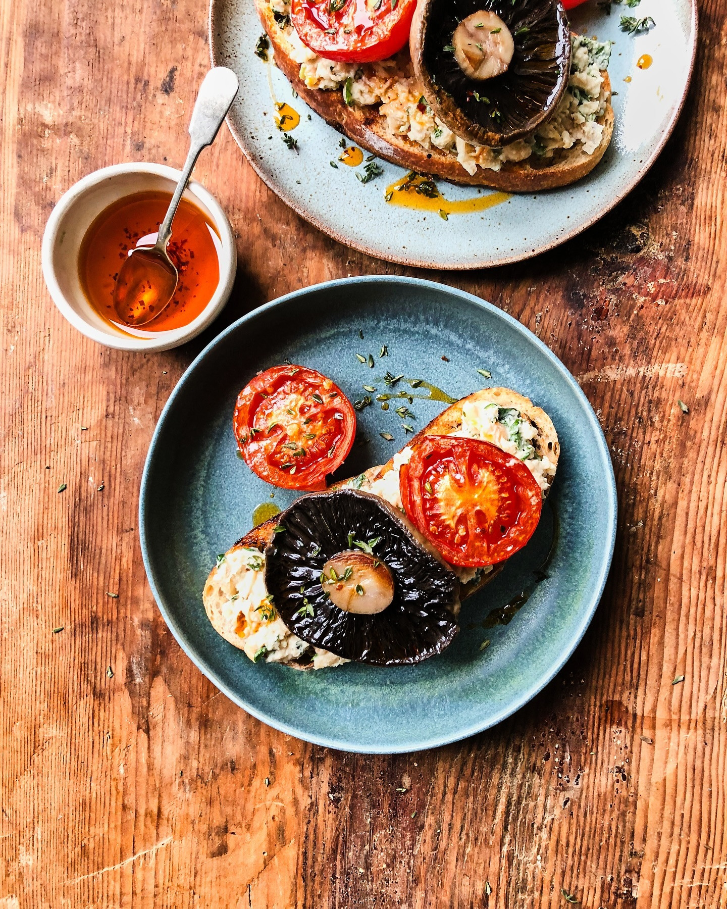 Deliciously herby smashed beans topped with mushroom and roast tomatoes 🤩