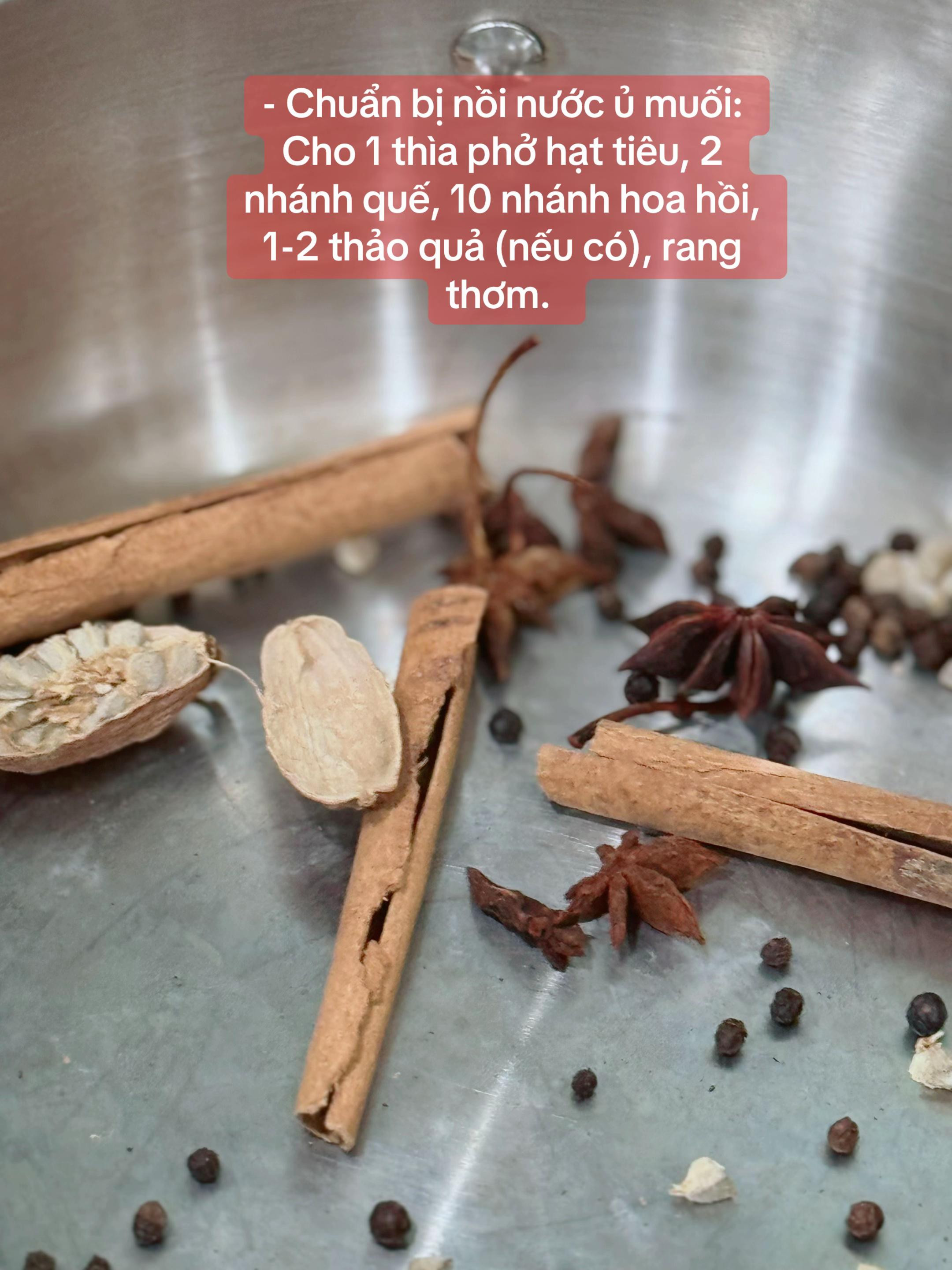 Tai Heo Cuộn Bắp Ủ Muối