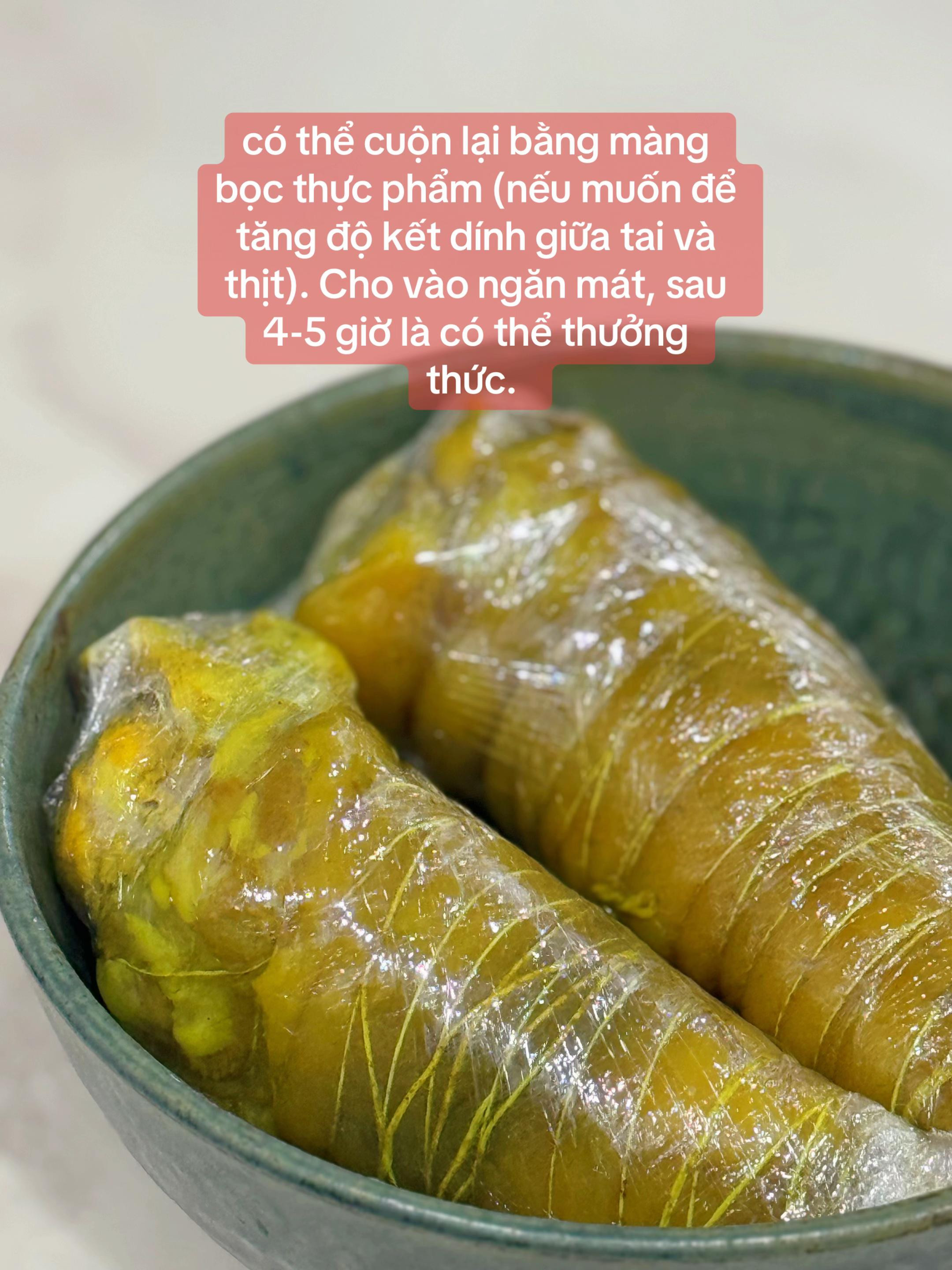 Tai Heo Cuộn Bắp Ủ Muối