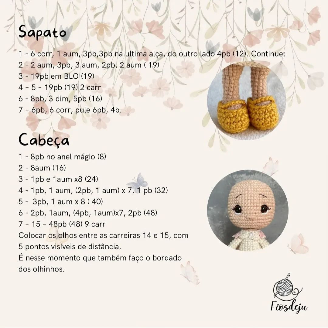 Modelo de boneca em crochet com vestido branco e laço amarelo.