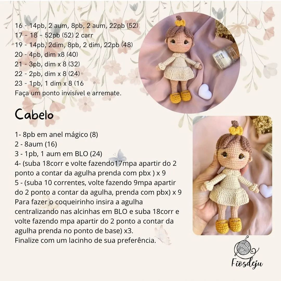 Modelo de boneca em crochet com vestido branco e laço amarelo.