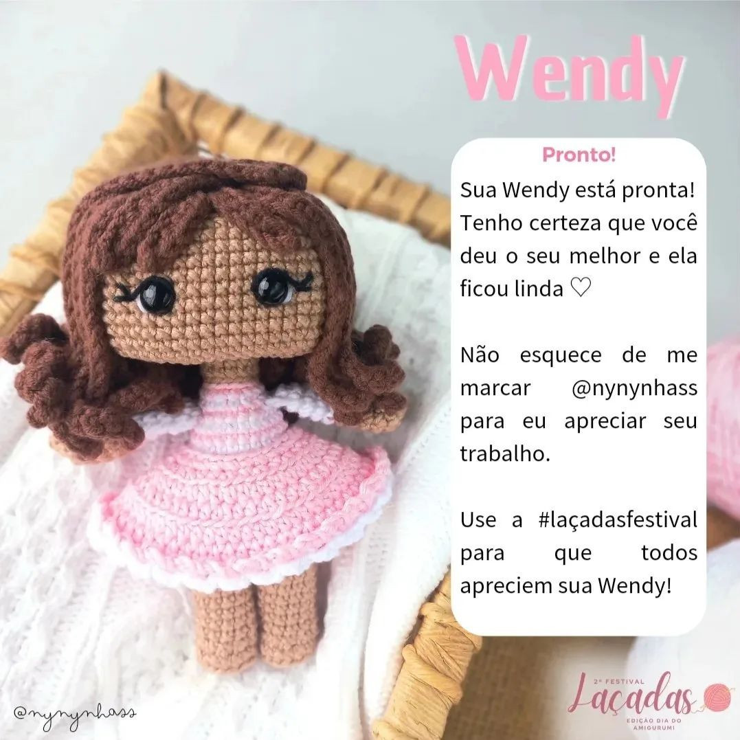 Padrão de crochet para uma boneca com vestido cor-de-rosa e cabelo castanho