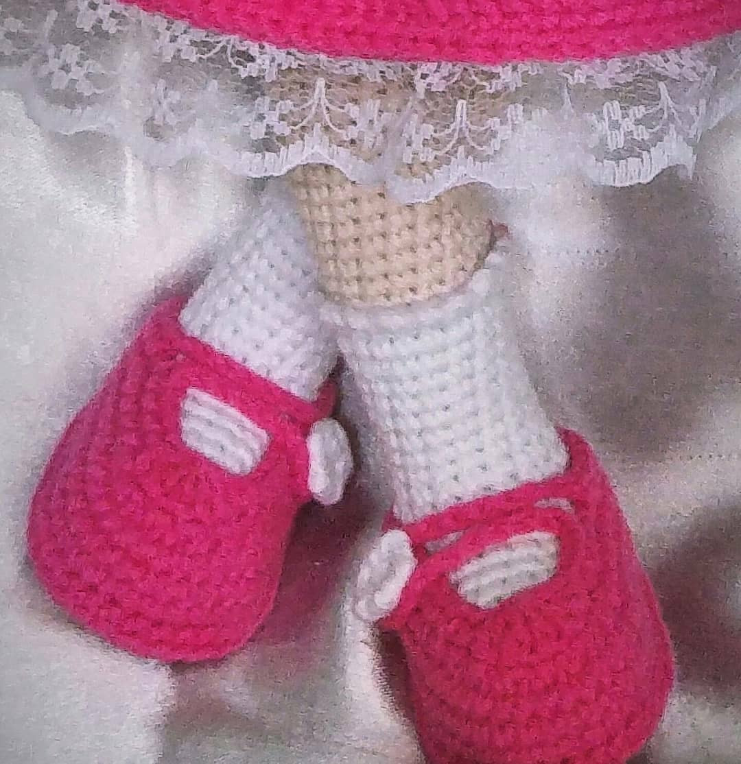 Defne Bebek Elbise, Şapka ve Ayakkabı Tığ İşi Modeli