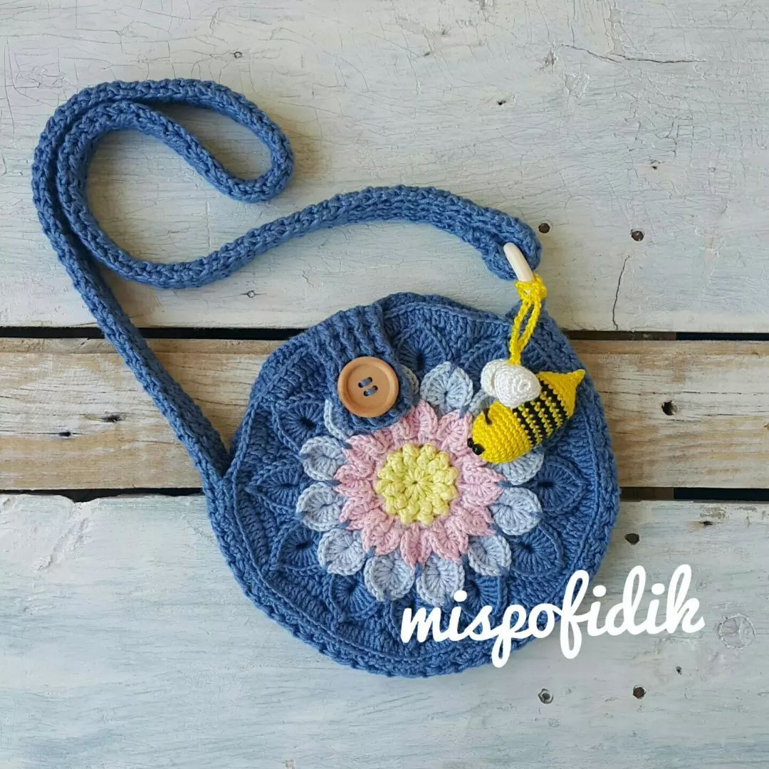 Free Crochet Pattern: Little Bee on Flowers