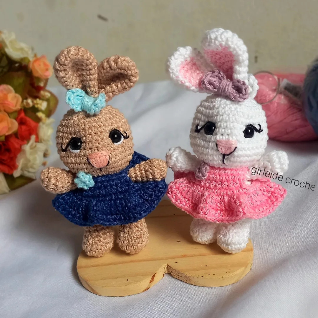 Receita gratuita de chaveiro coelhinha amigurumi