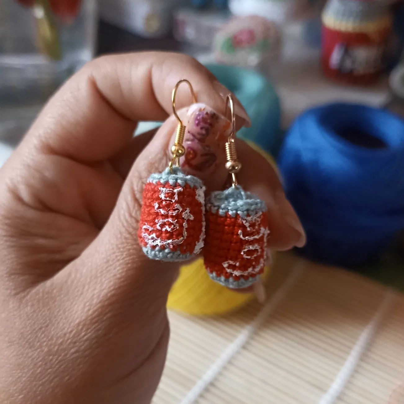 Aretes Coca-Cola Amigurumi: Patrón Gratis