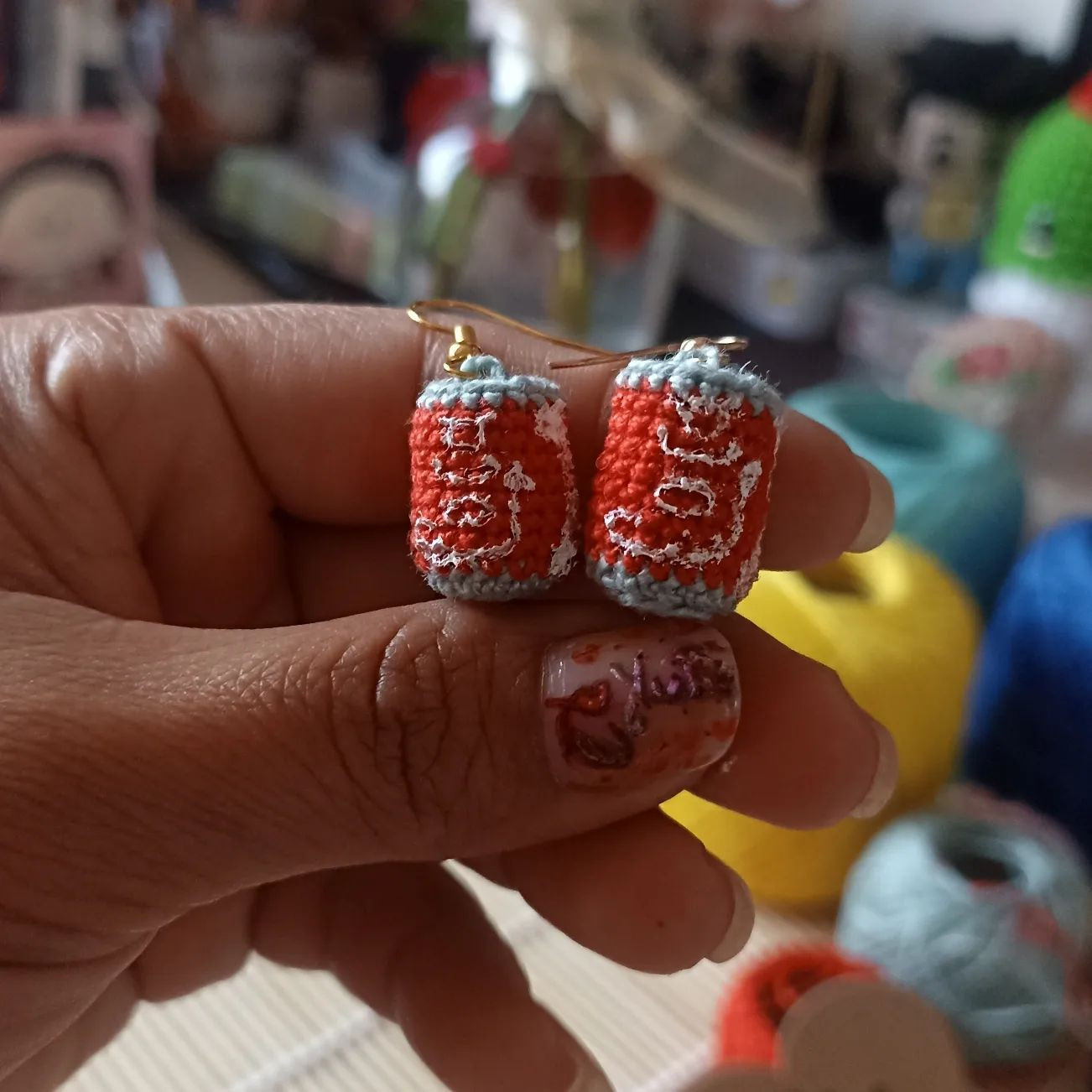 Aretes Coca-Cola Amigurumi: Patrón Gratis