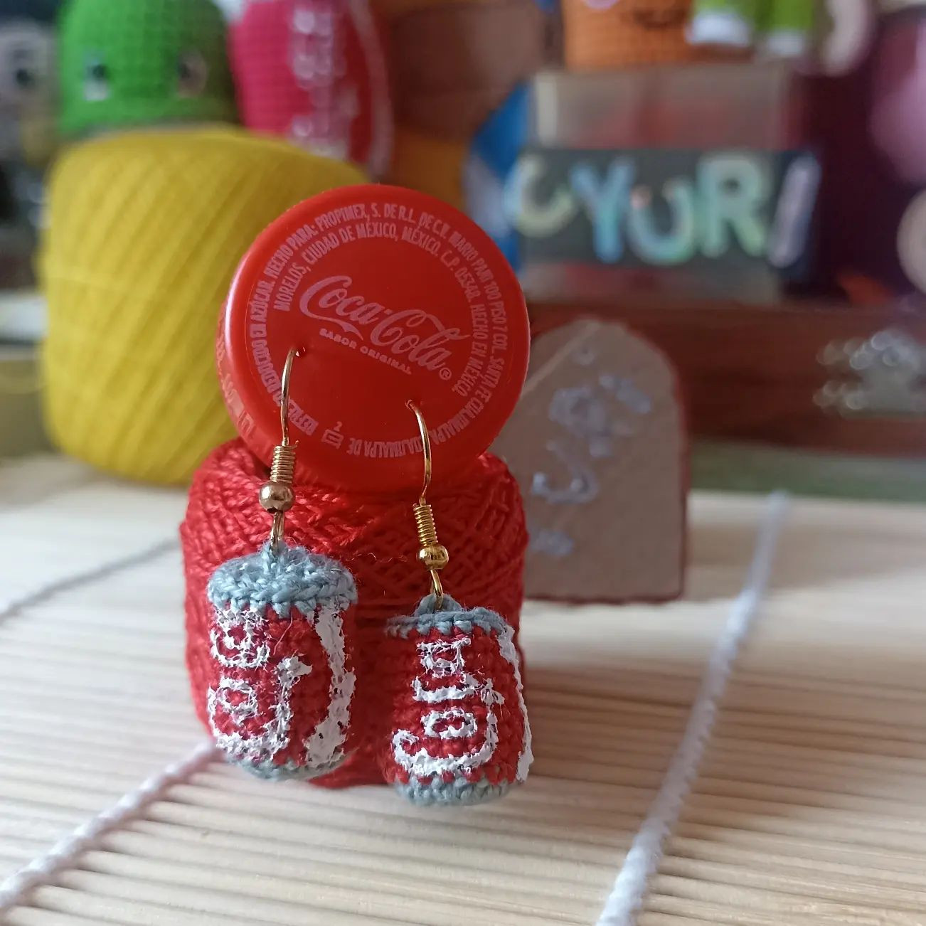 Aretes Coca-Cola Amigurumi: Patrón Gratis