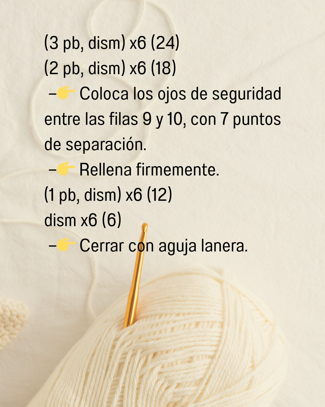 Crea tu propio pollito elegante con este patrón de crochet detallado.