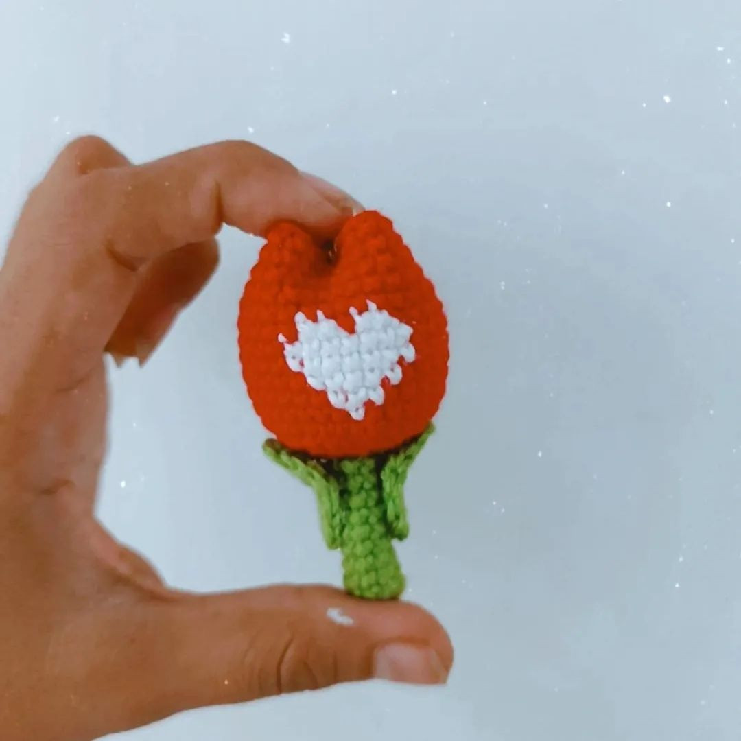 Gráfico de amigurumi: Mini Tulipán con corazón