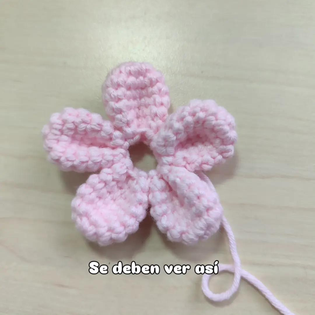Hagamos flores de cerezo a crochet.