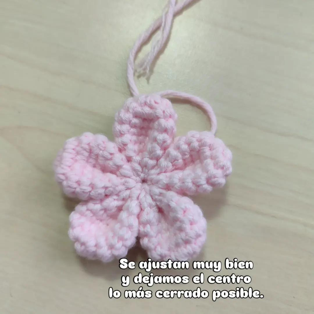 Hagamos flores de cerezo a crochet.