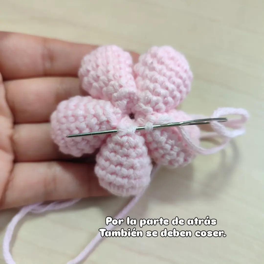 Hagamos flores de cerezo a crochet.